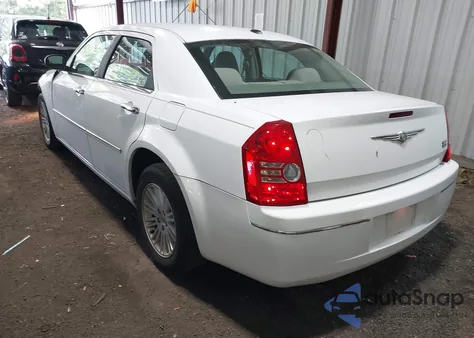 2010 Chrysler 300 Touring Plus z USA, uszkodzony, nr VIN 2C3CA1CV0AH329810